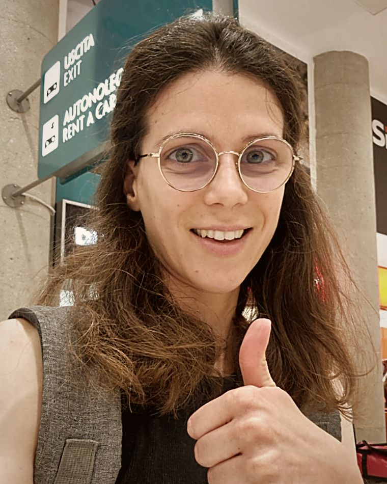 Anaïs, pouce levé, à son arrivée dans un aéroport