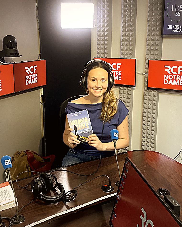 Valentine en studio radio, son livre à la main